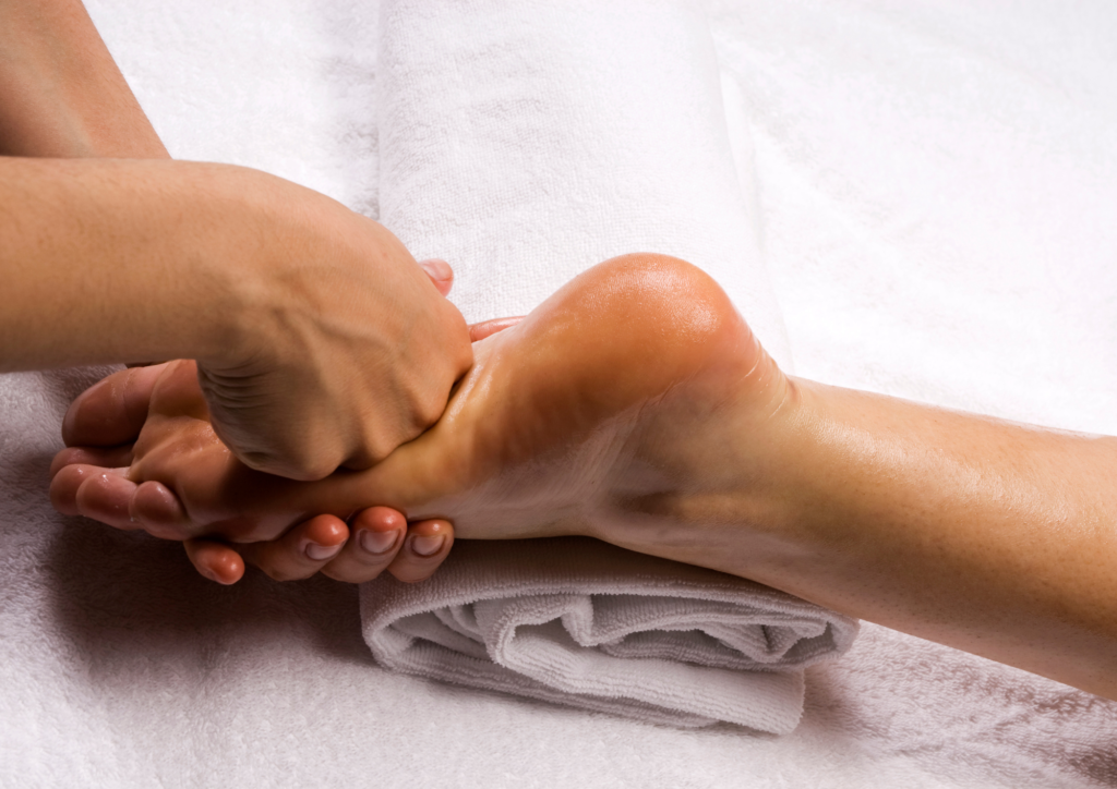 La séance relaxante et détoxifiante aide à un lâcher-prise profond par le massage des pieds et des